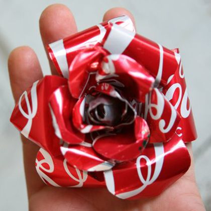 Recycled Aluminum cans To Flower. Yes, I will attempt to do this. Yes, I will fail spectacularly. Coke Can Crafts, Aluminum Can Flowers, Soda Can Flowers, Pop Can Art, Pop Can Crafts, Lon Bia, Can Projects, Tin Can Flowers, Can Flowers