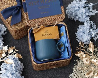 Affordable Gift Baskets, Blue Theme Wedding, Wedding Gift Basket, Luxury Wedding Gifts, Wedding Favours Luxury, Style Bleu, Wedding Souvenir, Wedding Gift Set, Gift Wrapping Inspiration