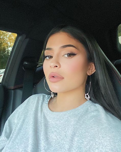 Kylie Jenner rocking straight fit white lace-up jeans Maquillaje Kylie Jenner, Maquillage Kylie Jenner, Kylie Jenner Fotos, Stile Kylie Jenner, Look Kylie Jenner, Estilo Kardashian, Looks Kylie Jenner, Trajes Kylie Jenner, Kylie Baby