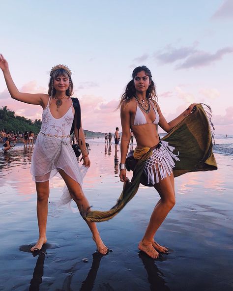 Mimi Elashiry Style, Envision Festival, Summer Camp Outfits, Mimi Elashiry, Casual Boho Style, Festival Inspo, Festival Camping, Festival Inspiration, Camping Outfits