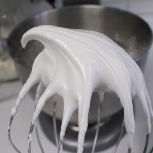 Easy Royal Icing Recipe with Egg Whites - Midwest & Wonder Royal Icing Egg Whites, Recipe With Egg Whites, Easy Frosting Recipes, Buttercream Flavors, Type Of Cookies, Egg White Frosting, Easy Meringue Cookies, White Frosting Recipes, Royal Icing Recipe With Egg Whites