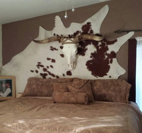 6 DIY western headboard ideas or alternatives to headboards. Try hanging rugs, skulls or a mix of rustic materials to decorate your bedroom. Decorate Bedroom Wall, Western Headboard, Headboard Alternative, Cowhide Decor, Western Bedrooms, Western Rooms, Western Bedroom Decor, Decorate Bedroom, Western Bedroom