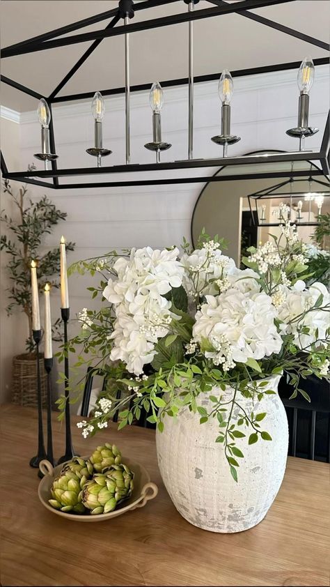 Branches Vase, Dining Table Decor Centerpiece, Table Floral Arrangements, Hydrangea Centerpiece, Dining Room Table Centerpieces, Kitchen Island Decor, Home Floral Arrangements, Flower Vase Arrangements, Flower Arrangements Simple