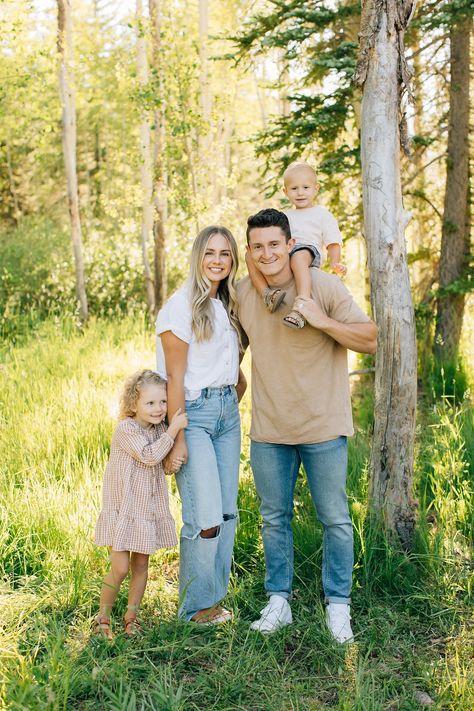 Fall Family Photos Florida, Family Portraits Summer, Neutral Outdoor Family Photos, Early Fall Family Pictures, Summer Family Shoot, Family Of 5 Spring Picture Ideas, Summer Family Of 4 Photos, Brown And Denim Family Photos, White And Jean Family Photoshoot