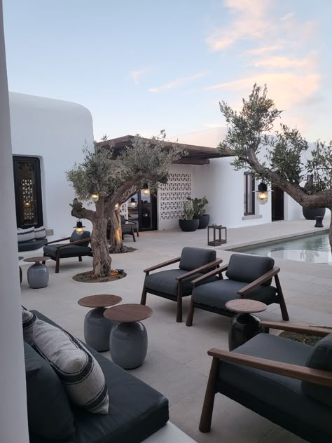 Mediterranean Hotel Exterior, Mykonos Backyard, Hotel Ideas Exterior, Small Hotel Design Architecture, Mykonos Interior Design, Boutique Hotel Exterior, Hotel Pool Design, Mykonos House, Mediterranean Hotel