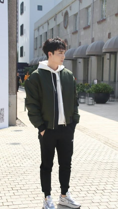 College Outfits For Guys, Korean Poses, College Outfits Men, Outfits For Teenage Guys, Outfits Guys, Ghost Theme, Hoodie Outfit Men, Guys Fashion Casual, Minimalist Fashion Men