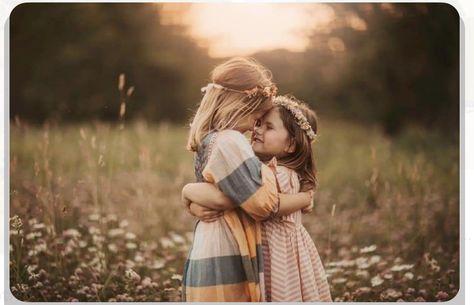 Boho Sibling Photoshoot, Sister Fall Photoshoot Kids, Spring Sibling Photoshoot, Little Kid Photoshoot Poses, Toddler Sister Photoshoot, 2 Sisters Photography Sibling Poses, Sister Pictures Kids, Sisters Photoshoot Poses Kids, Young Sisters Photoshoot