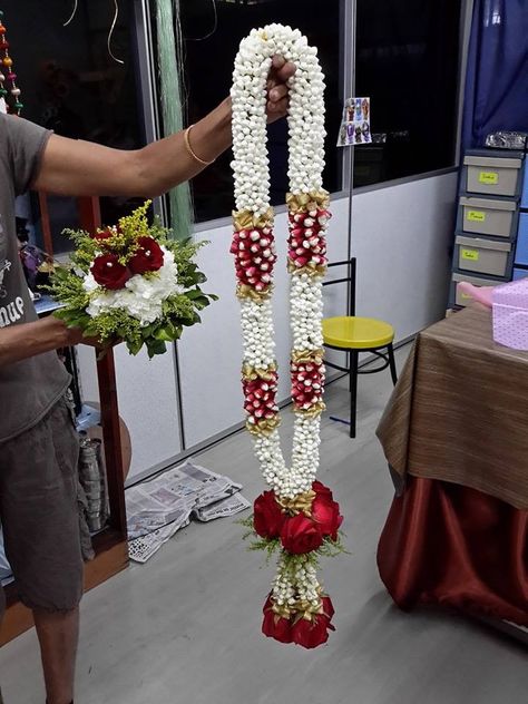 Garlands For Wedding, Wedding Garland Ideas, Wedding Garlands Indian, Flowers Garland, Garlands Wedding Indian Flower, Varmala Indian Weddings, Garland Wedding Indian, Wedding Garland, Flower Garland