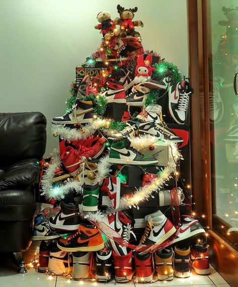 Nike Air Jordan 1 High, Air Nike, Christmas House Lights, Holiday Promotions, Christmas Shoes, Basketball Wallpaper, Iphone Wallpaper Pattern, Halloween Diy Crafts, Under The Tree