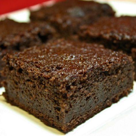 Adoro essa receita, é um bolo de chocolate tipo brownie, só que sem chocolate em barra. Um bolo sem farinha, sem glúten e low carb! Low Card, Bolo Fit, Healthy Banana Bread, Healthy Cake, Banana Healthy, Köstliche Desserts, Sem Lactose, Unsweetened Cocoa, Chocolate Brownies