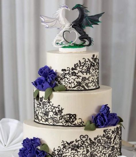 Creepy Cakes, Dragon Wedding Cake, Gothic Wedding Cake, Lotr Wedding, Dragon Wedding, Dragon Cakes, Nerdy Wedding, Dragon Cake, Viking Wedding