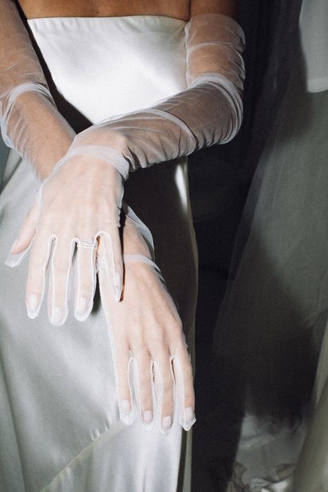 obsessed with the 2023/2024 wedding accesory trend of long sheer bridal gloves. These gloves are by Parisian design A La Robe Wedding Gloves Long, Vintage Vegas Wedding, Bridal Gloves Long, Wedding Dress Gloves, Wedding Train, Bride Gloves, Parisian Design, Edgy Bridal, Bows Wedding