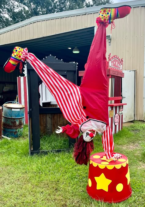 Halloween Clowns Scary, Diy Carnevil Props, Scary Carnival Halloween Party, Carnevil Halloween Decorations, Circus Haunted House, Carnival Halloween Decorations, Creepy Halloween Wallpaper, Spooky Walk, Haunted Theater