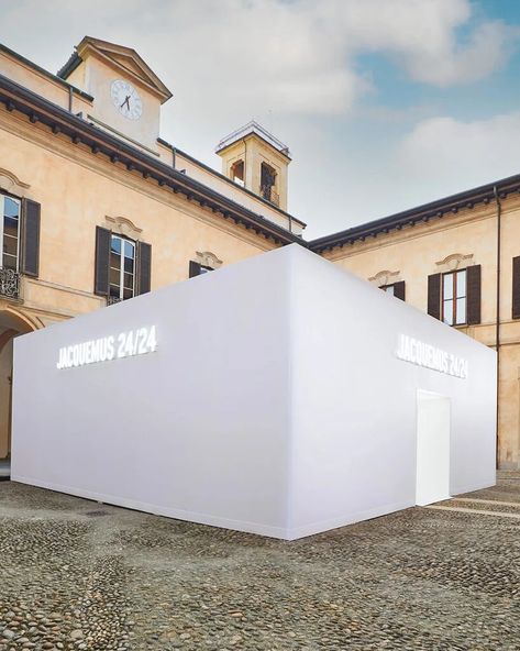 jacquemus installs all-white 24-hour vending machine in milan Retail Space Design, Temporary Structures, Brand Pop, Retail Concepts, Street Marketing, The Cloisters, Retail Experience, French Brands, Vending Machine