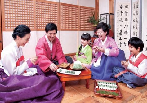 Korean Lunar New Year, Traditional Korean Food, Traditional Korean Clothing, Korean New Year, Korean Holidays, Art Unit, School Board Decoration, Korea News, Korea South