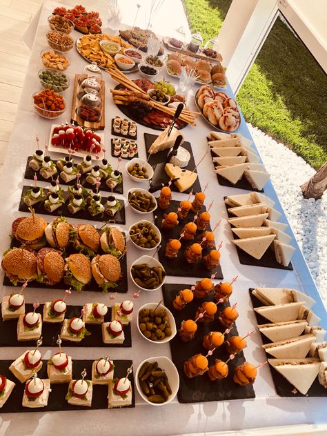 Bday Catering Ideas, Birthday Party Food Buffet Catering, Birthday Food Buffet, Food Set Up For Party Simple, Finger Food Design Table, 18th Party Food Ideas, Birthday Party Food Buffet Ideas, Party Finger Food Table Ideas, Catering Birthday Party