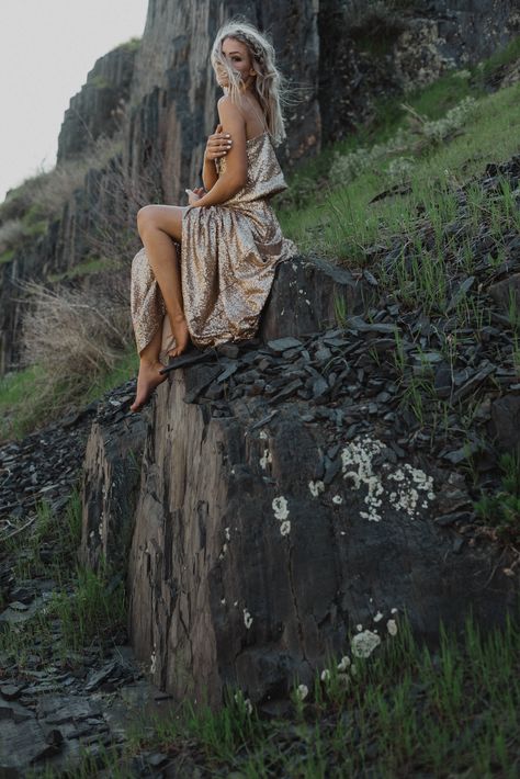 Beach Rock Photoshoot, Poses On Rocks, Nature Model Photoshoot, Rock Photoshoot Ideas, Cliff Photoshoot, Rocks Photoshoot, Cliff Photography, Rock Photoshoot, Summer Photoshoot Ideas