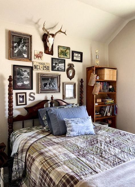 Hunting Themed Bedroom Rustic, Deer Bedroom Ideas, Hunting Themed Bedroom Modern, Hunting Picture Collage Ideas, Teen Boy Hunting Bedroom, Boys Hunting Theme Bedroom, Hunter Room Ideas, Hunting Bedroom Ideas For Men, Vintage Teen Boy Bedroom