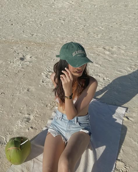 beach aesthetic Photos On Beach Ideas Aesthetic, Beach Pose Ideas Aesthetic, Beach Pose Aesthetic, Girl In Beach Aesthetic, Ootd Bali Beach, Beach Poses Women, Beach Outfits Women Aesthetic, Ig Beach Photo Ideas, Beach Ig Pictures