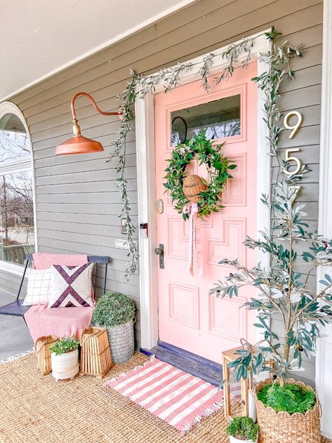 Porch Floral Ideas, Girly Front Porch Ideas, Colorful Porch Decor, Grandmillenial Front Porch, Pink Front Doors, Colorful Front Porch, Small Porch Ideas, Spring Front Porch Decor, Pretty Porches