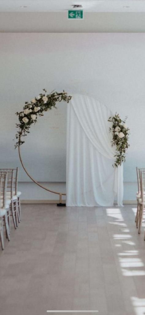 Wedding Alter Hoop, Minimalistic Wedding Alter, Wedding Arch Hoop Ideas, Round Arch Backdrop Wedding, Decorating Circle Wedding Arch, Ring Backdrop Decor, Round Arch Draping, Gold Ring Wedding Backdrop, Hoola Hoop Wedding Decoration