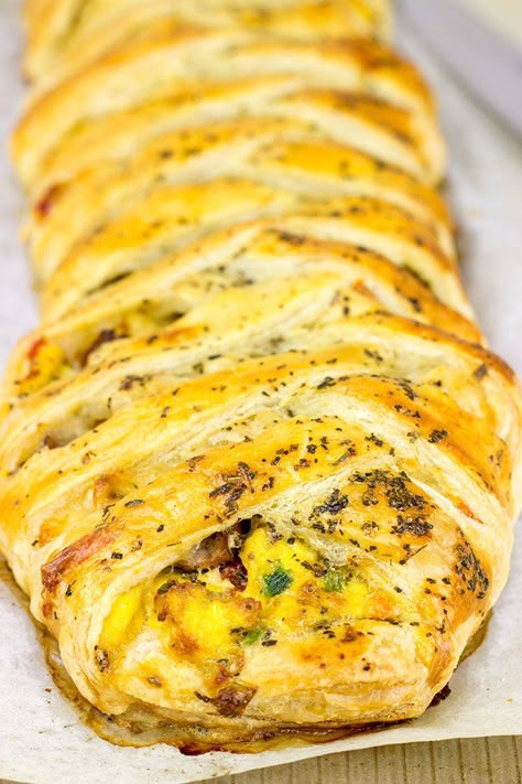 Sausage and Egg Breakfast Braid | Tasty idea for weekend brunch! Breakfast Braid, Sausage And Egg Breakfast, Brunch Party Ideas, Egg Sausage, Strudel Recipes, Sausage And Egg, Cooked Breakfast, Weekend Breakfast, What's For Breakfast