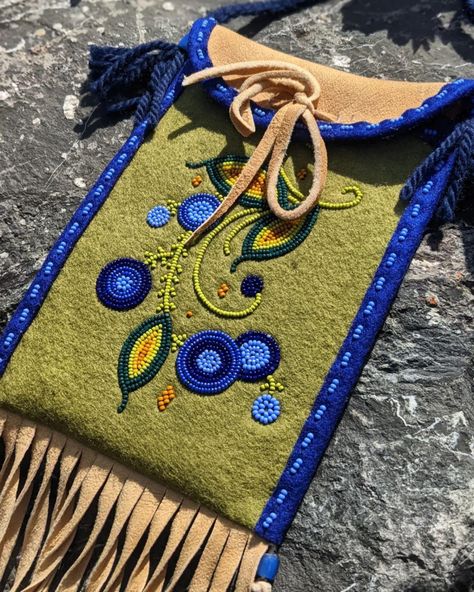 Native American Purses, Beaded Amulet Bag Patterns Free, Beaded Medicine Bag, Beading Indigenous, Metis Beadwork Patterns, Beaded Leather Bag, Regalia Beadwork, Metis Beading, Beaded Pouch Bag