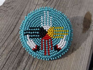 Images Indian Beadwork, Native Designs, Native American Beadwork Patterns, Seed Beads Earrings, 4 Directions, Native Beading Patterns, Native Beading, Beadwork Ideas, Native Crafts