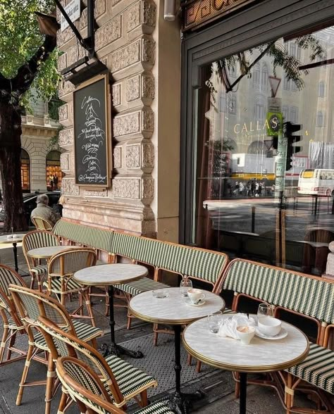 Fashion Cafe Interior, Paris Outdoor Cafe, Italian Cafe Outdoor, Cute Cafe Decor, French Coffee Shop Parisian Cafe, Coffee Shop Seating Ideas, French Bistro Interior, 1920s Cafe, French Cafe Interior