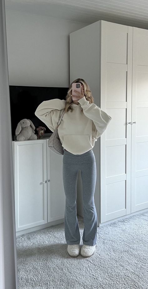 Shop Topshop Ember low rise wide leg … and other curated products on LTK, the easiest way to shop everything from your favourite creators. Sixth Form Outfits, College Fits, Uni Outfits, Cute Lazy Day Outfits, Outfit Inspo Casual, Legging Outfits, Lazy Day Outfits, Girl Fits, Winter Fits