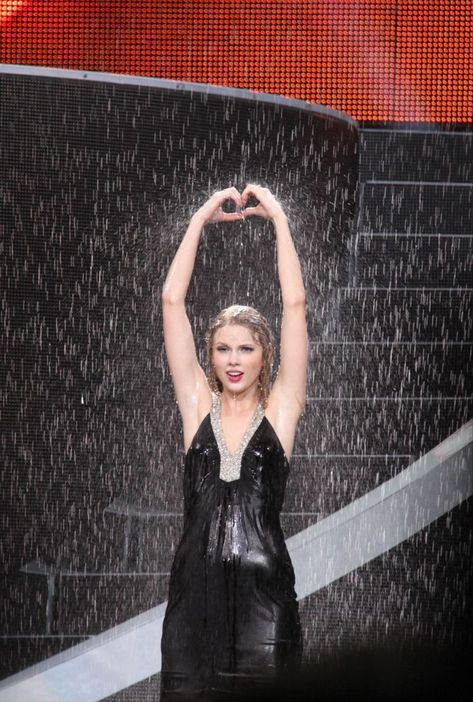 Taylor Swift Fearless Tour, Fearless Tour, Fearless Album, Young Taylor Swift, Taylor Swift Dress, Swift Tour, Taylor Swift Fearless, Taylor Swift Videos, Taylor Swift Concert