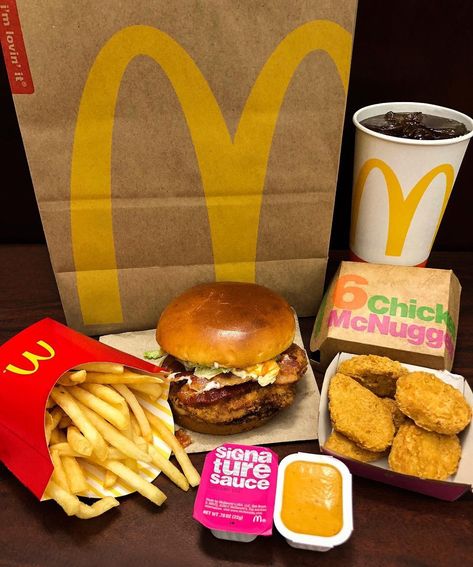 McDonald's meal Mc Donald's, Food Gallery, Delicacy Food, Happy Meal Mcdonalds, Delicious Snacks Recipes, Food Goals, Food Obsession, Interesting Food Recipes, Pretty Food