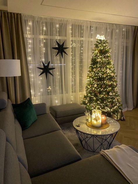 Koti Diy, Christmas Decorations Apartment, Christmas Dreaming, Christmas Apartment, Christmas Decor Inspiration, Christmas Themes Decorations, Christmas Decorations Living Room, Christmas Tree Inspiration, Christmas Living Rooms