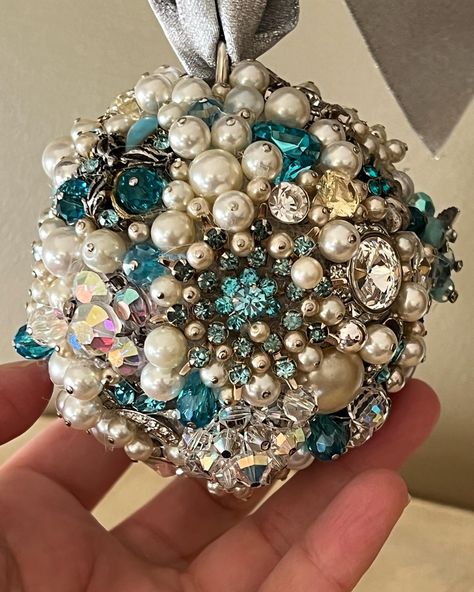 Brooch Christmas Ornament, Christmas Bling Decorations, Vintage Jewelry Christmas Ornaments Diy, Ideas For Old Jewelry, Diy Bejeweled Christmas Ornaments, Bejeweled Christmas Ornaments, Decorate Christmas Balls, Vintage Beaded Ornaments, Ornaments From Old Jewelry