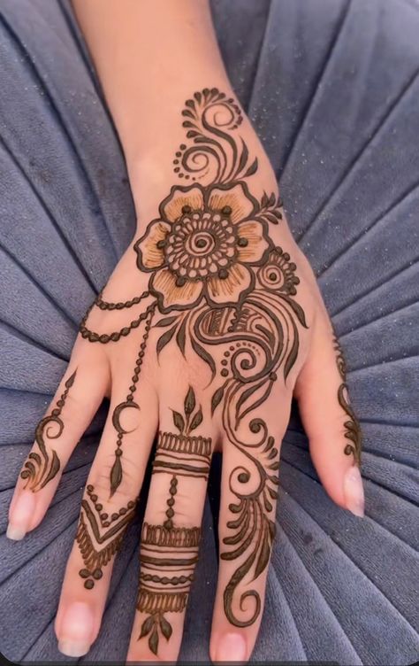 Henna Designs Right Hand, Simple Back Hand Mehndi Designs Arabic, Arabian Henna Designs, Mehndi Designs Flowers, Mehndi Back Hand Designs, Henna Wedding Designs, Eid Henna Designs Arabic, Mehndi Designs Simple Back Hand, Arabic Henna Designs Simple