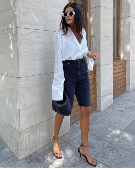 Outfits Con Bermudas, Clothing Color Combinations, Inverted Triangle Body Type, Color Combinations For Clothes, Effortlessly Chic Outfits, Shorts Outfit, Denim Short, Summer Trends, Summer Look