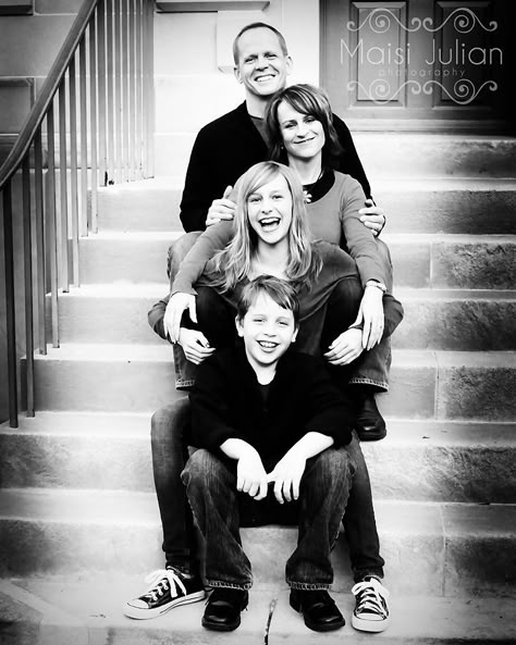 Family Photo Poses Stairs, Teenage Family Photoshoot Ideas, Family Pictures On Steps, Step Family Picture Ideas, Staircase Family Photoshoot, Family Photos On Steps, Family Picture Ideas With Teenagers, Family Poses For 4, Family Photos Teenage Children