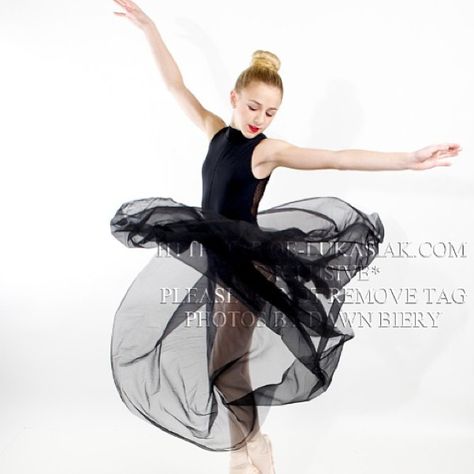 •Chloe• Dance Moms Photo Shoot, Mom Photo Shoots, Aldc Rares, Dance Moms Kenzie, Dance Moms Costumes, Chloe Elizabeth, Dance Moms Pictures, Ballet Dance Photography, Poses Photoshoot