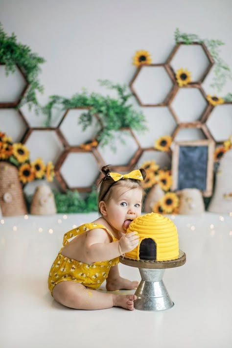 Bee Birthday Photoshoot, Bee Theme Photoshoot, Bee Cake Smash Photoshoot, Bee First Birthday Photoshoot, Bumble Bee Birthday Party Ideas, 1st Bee Day Photoshoot, First Bee Day Outfit, Diy Bee Birthday Decor, First Bee Day Photoshoot