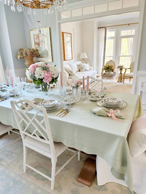 Grand Millennial Tablescape, Chinoiserie Chandelier, Dining Room Chairs Farmhouse, Grand Millennial Living Room, Dining Room Sitting Room, Tablecloth Napkins, French Inspired Home, Grandmillenial Style, Farmhouse Table Decor