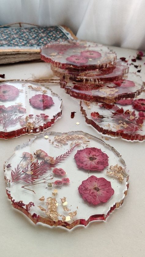 Resin Flowers Coasters, Handcraft Ideas Creative, Resin Coasters Flowers, Resin Molds Ideas, Resin Art Photo Frame, Resin Ideas Projects, Resin Coasters Diy, Resin Flower Coasters, Flower Resin Coaster