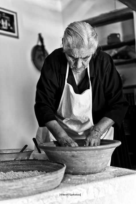 Nonna from Sardinia, old lady, baking, hands, focus, concentration, wrinckles, lines of life, wisdom, beauty, powerful face, strong, portrait, b/w Vintage Foto's, Making Bread, Italian Life, Making Food, Italian Heritage, Vintage Italy, Italian Kitchen, Italian Cooking, Cooking School