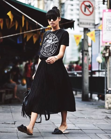 Bookmark these style tips to learn how to upgrade your fast-fashion finds, according to it-girls. Frühling Outfit, Rok Midi, Skirt Diy, Rock Outfit, Looks Street Style, Looks Black, Mode Inspo, Band Shirts, Midi Skirts