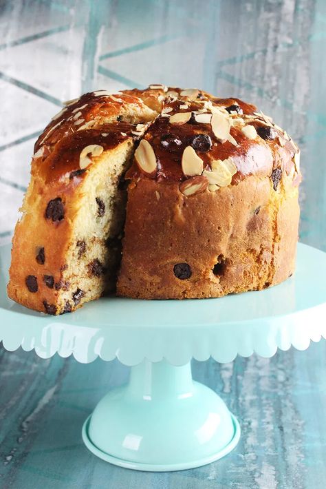 Chocolate chips panettone Chocolate Chip Panettone Recipe, Chocolate Chip Panettone, Panatone Bread, Italian Bread Recipe, Panettone Bread, Panettone Recipe, Italian Bread Recipes, Fluffy Bread, Honey Lime