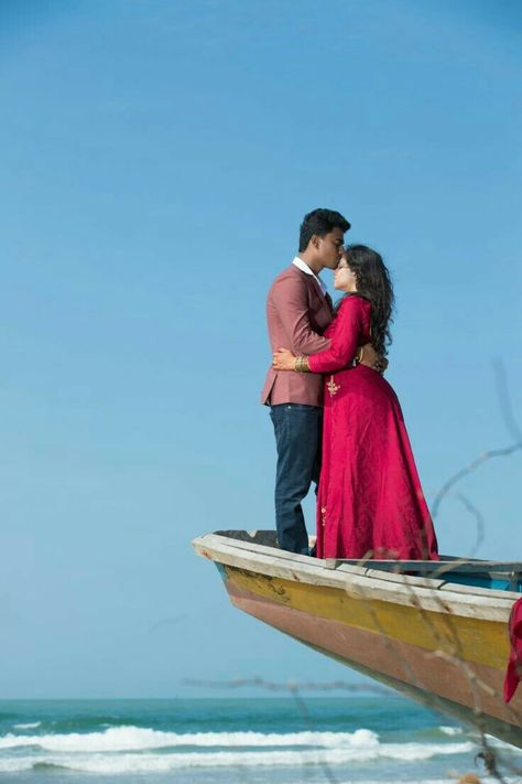 Boat Poses, Boat Photoshoot, Couples Beach Photography, Pre Wedding Photoshoot Props, Wedding Stills, Pre Wedding Photoshoot Outfit, Story Photography, Boat Pose, Boat Wedding