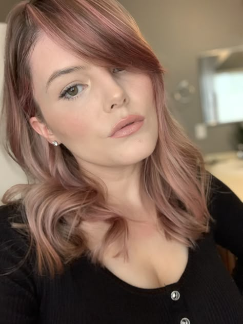 Rose Beige Hair Balayage, Rose Gold On Grey Hair, Best Rose Gold Hair Dye, Rose Gold Hair Fair Skin, Rose Gold Babylights, Champagne Blonde Hair Rose Gold, Rose Beige Hair, Dark Rose Gold Hair, Hilary Duff Hair