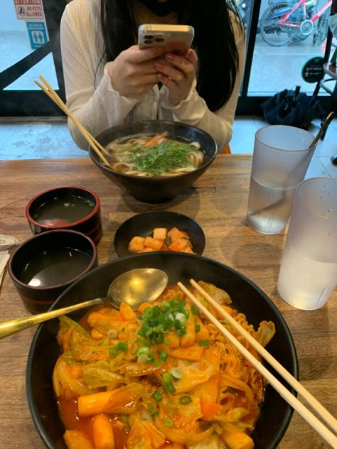 Lunch With Bestie Aesthetic, Lunch Date With Friends Aesthetic, Lunch Pics With Friends, Lunch Out Aesthetic, Street Food Date Couple, Bestie Date Aesthetic, Dates With Bestie, Friends Dates Aesthetic, Lunch With Bestie