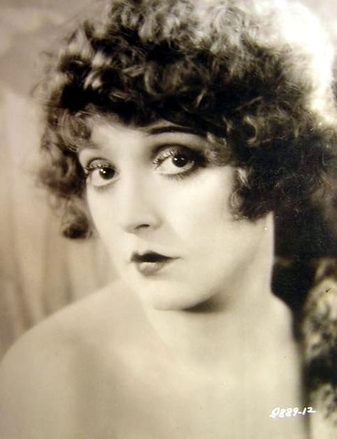 Movie Star Makeup, 1920’s Makeup, Film Makeup, 1920s Makeup, Movie Makeup, Clara Bow, Painting Reference, Black And White Movie, Silent Film Stars