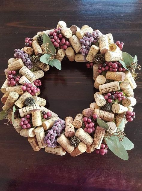 Cork Wreath Diy, Wine Cork Diy Projects, Wine Cork Crafts Christmas, Cork Diy Projects, Dekoratívne Vence, Cork Crafts Christmas, Wine Cork Wreath, Wine Cork Diy Crafts, Wine Cork Projects