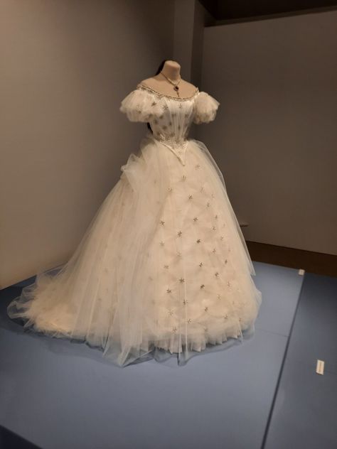 Empress Elisabeth Of Austria Gowns, Famous Dresses History, Empress Sissi Wedding Dress, Empress Sissi Of Austria Dresses, Empress Sissi Of Austria, 1800 Ball Gowns, Historical Wedding Dress, Empress Gown, Empress Outfit